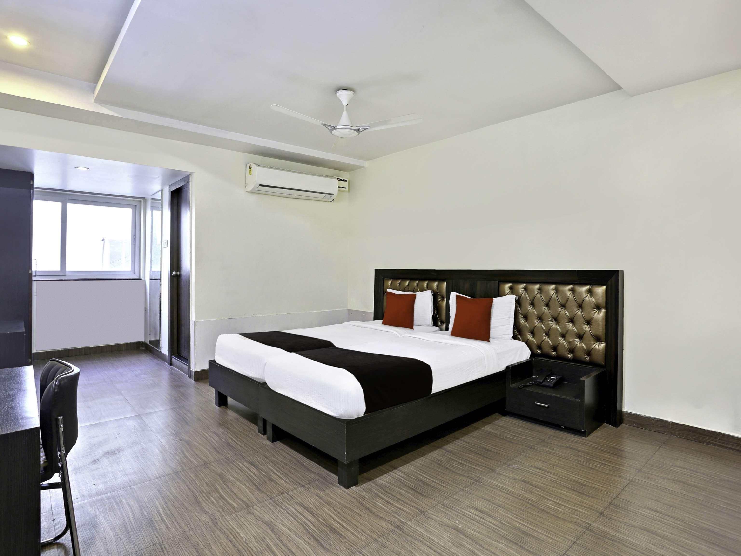 Townhouse Halcyon Deccan Inn Near Shilparamam Kondapur  Εξωτερικό φωτογραφία