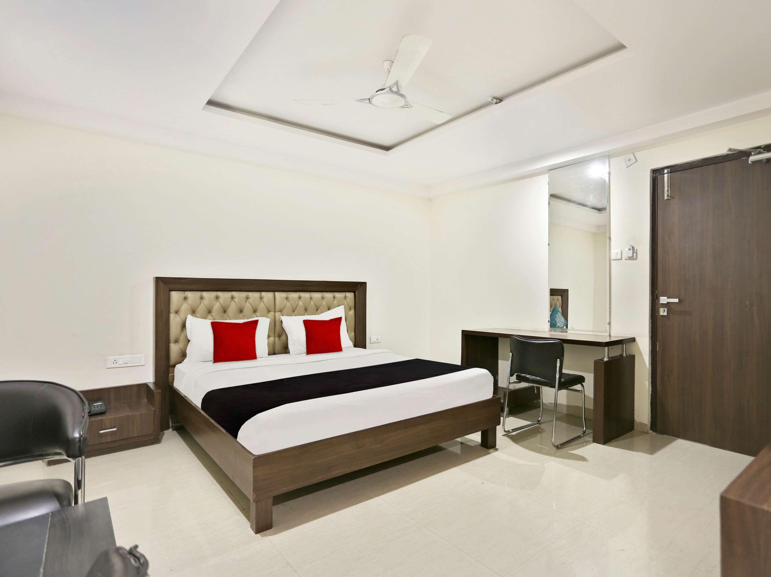 Townhouse Halcyon Deccan Inn Near Shilparamam Kondapur  Εξωτερικό φωτογραφία