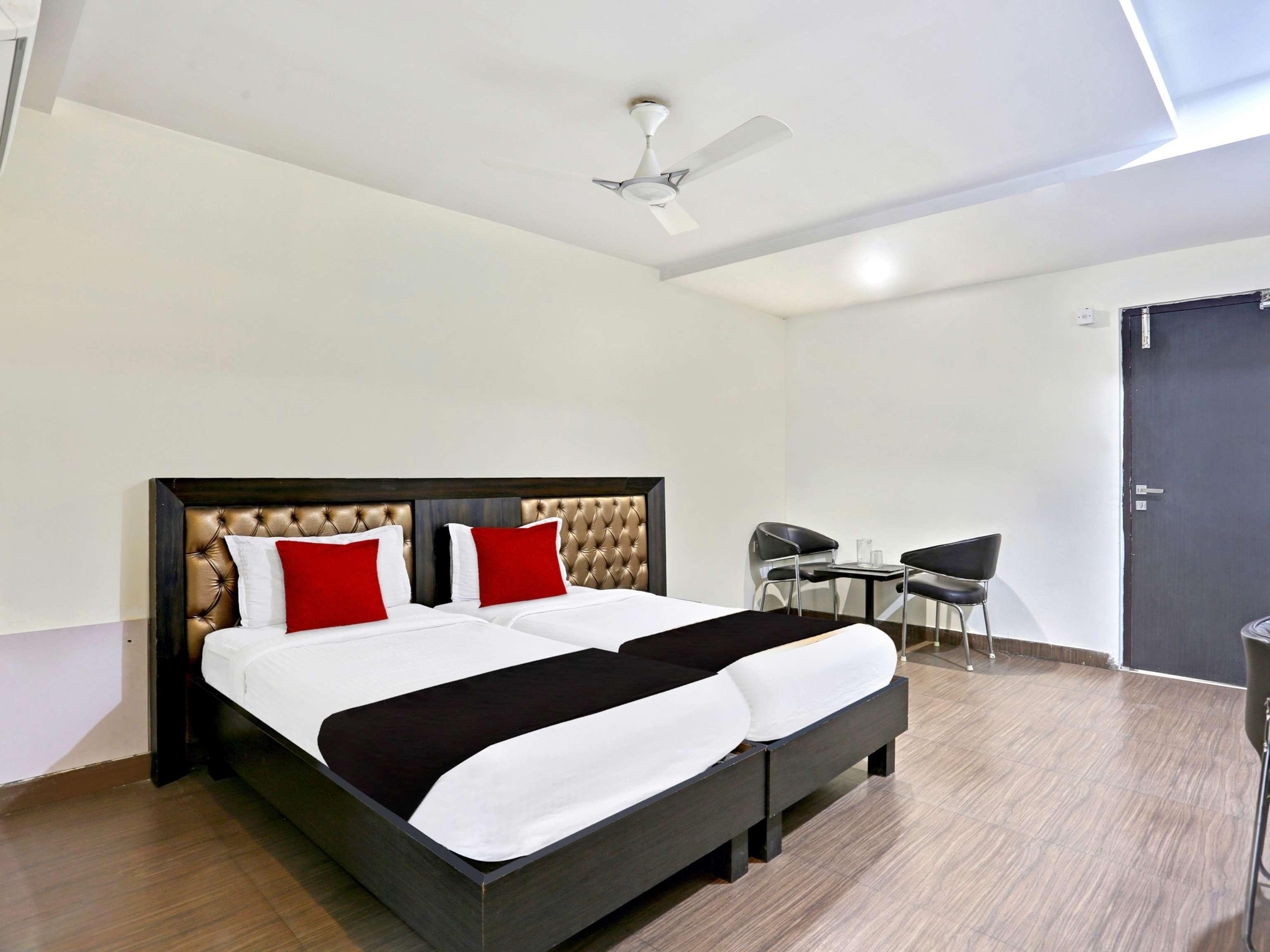 Townhouse Halcyon Deccan Inn Near Shilparamam Kondapur  Εξωτερικό φωτογραφία