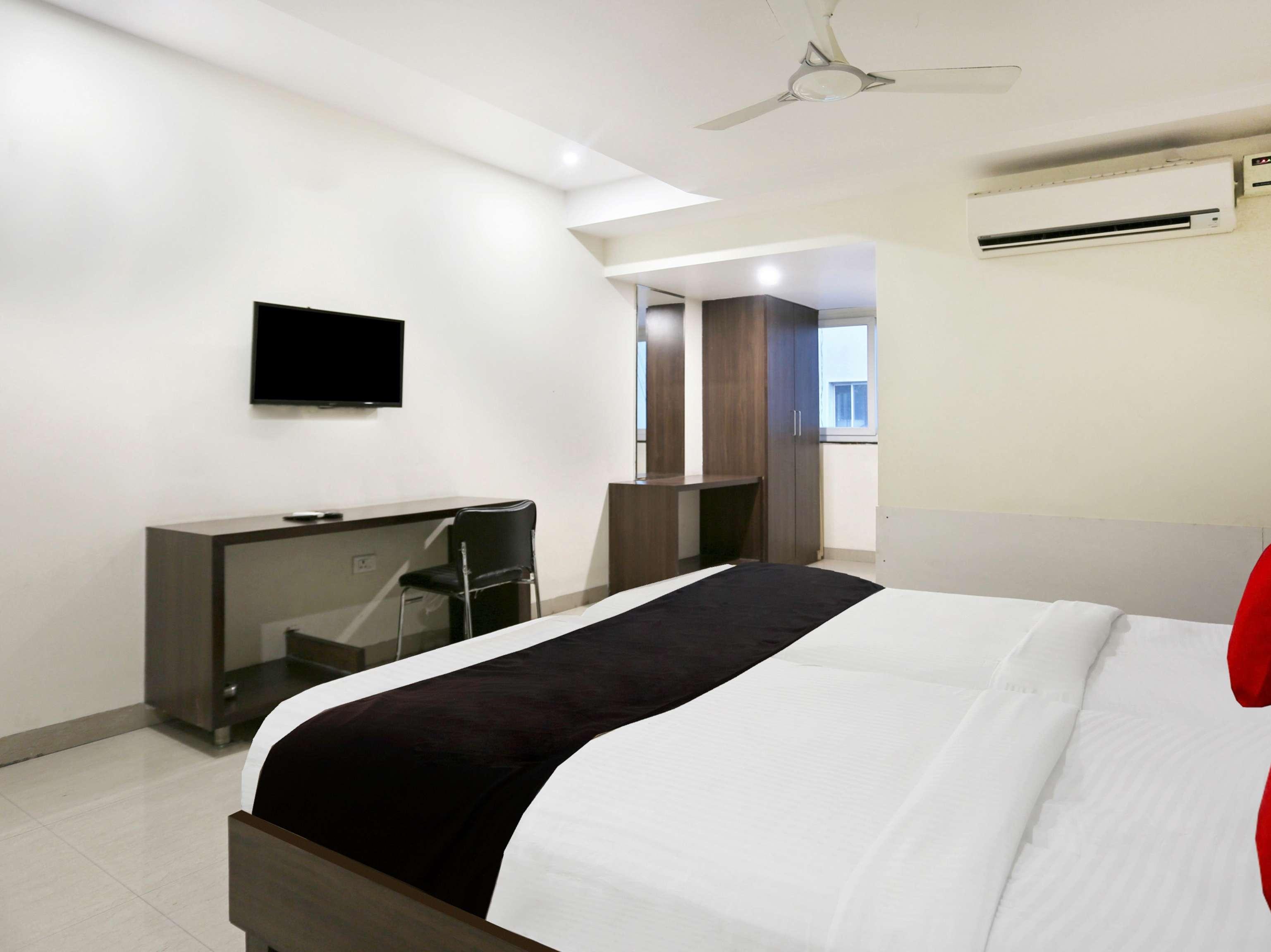 Townhouse Halcyon Deccan Inn Near Shilparamam Kondapur  Εξωτερικό φωτογραφία
