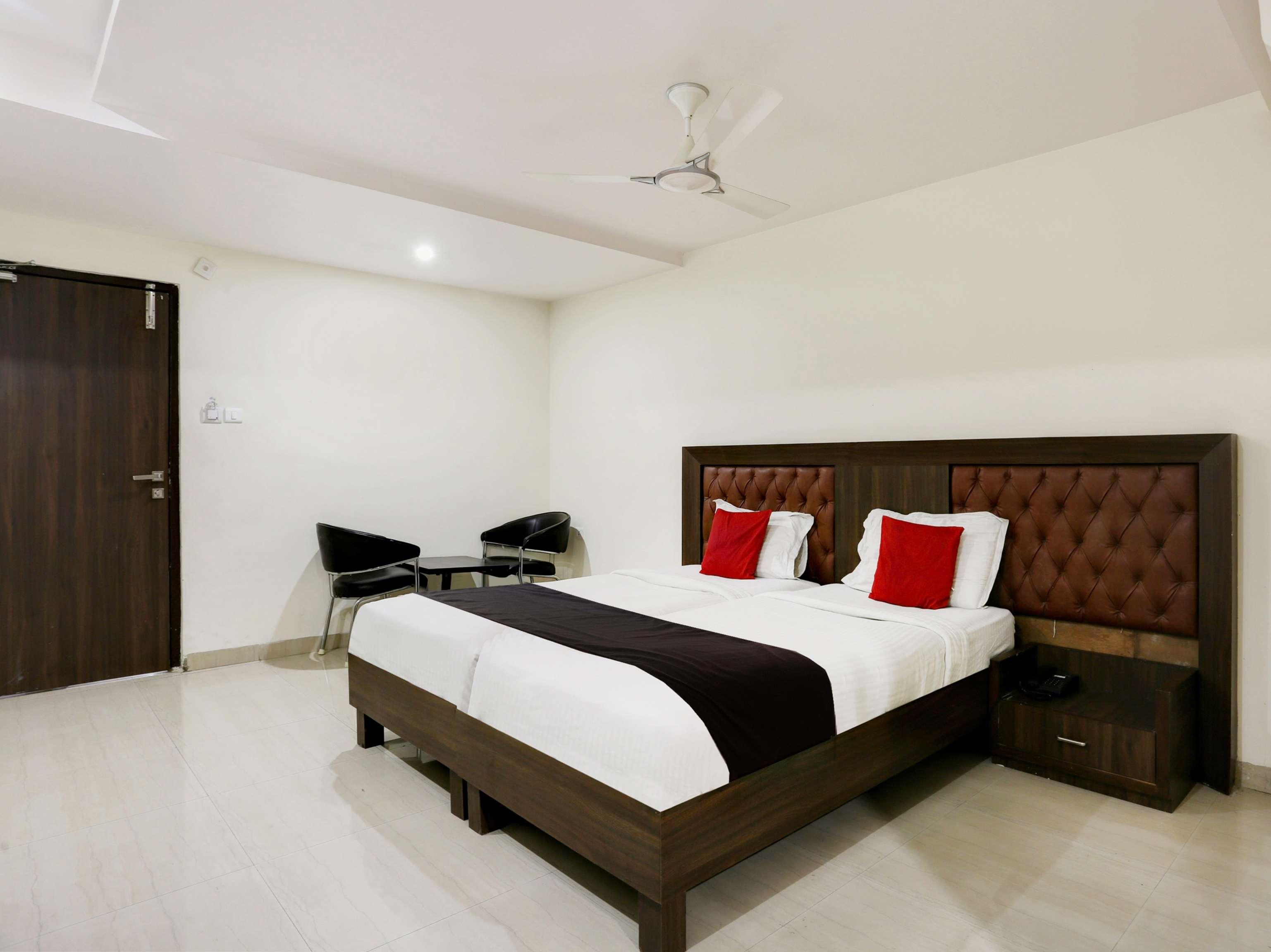 Townhouse Halcyon Deccan Inn Near Shilparamam Kondapur  Εξωτερικό φωτογραφία