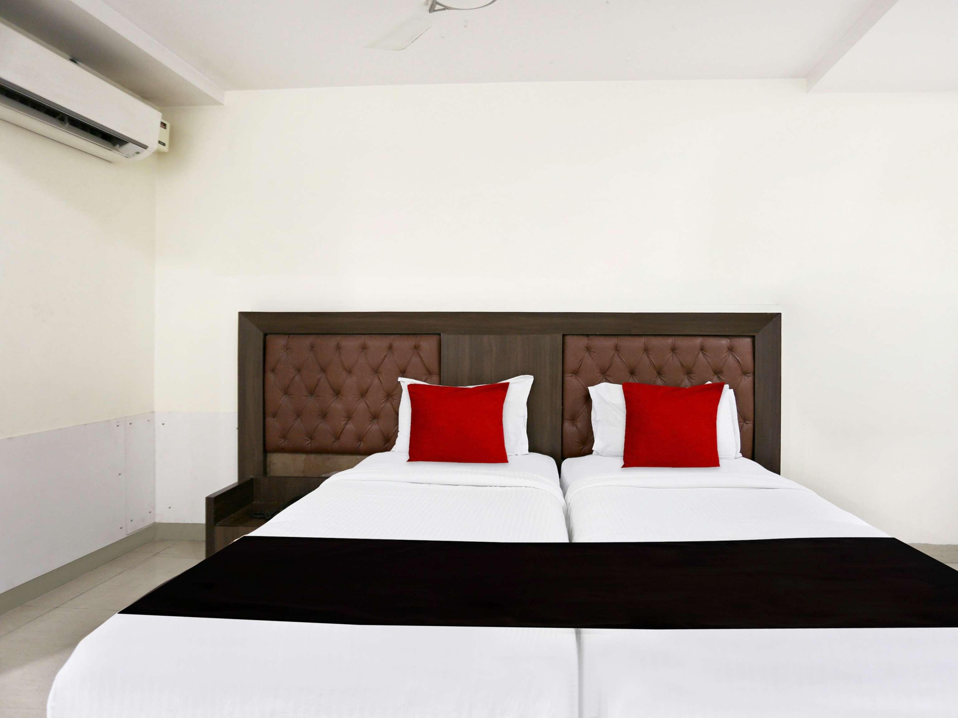 Townhouse Halcyon Deccan Inn Near Shilparamam Kondapur  Εξωτερικό φωτογραφία