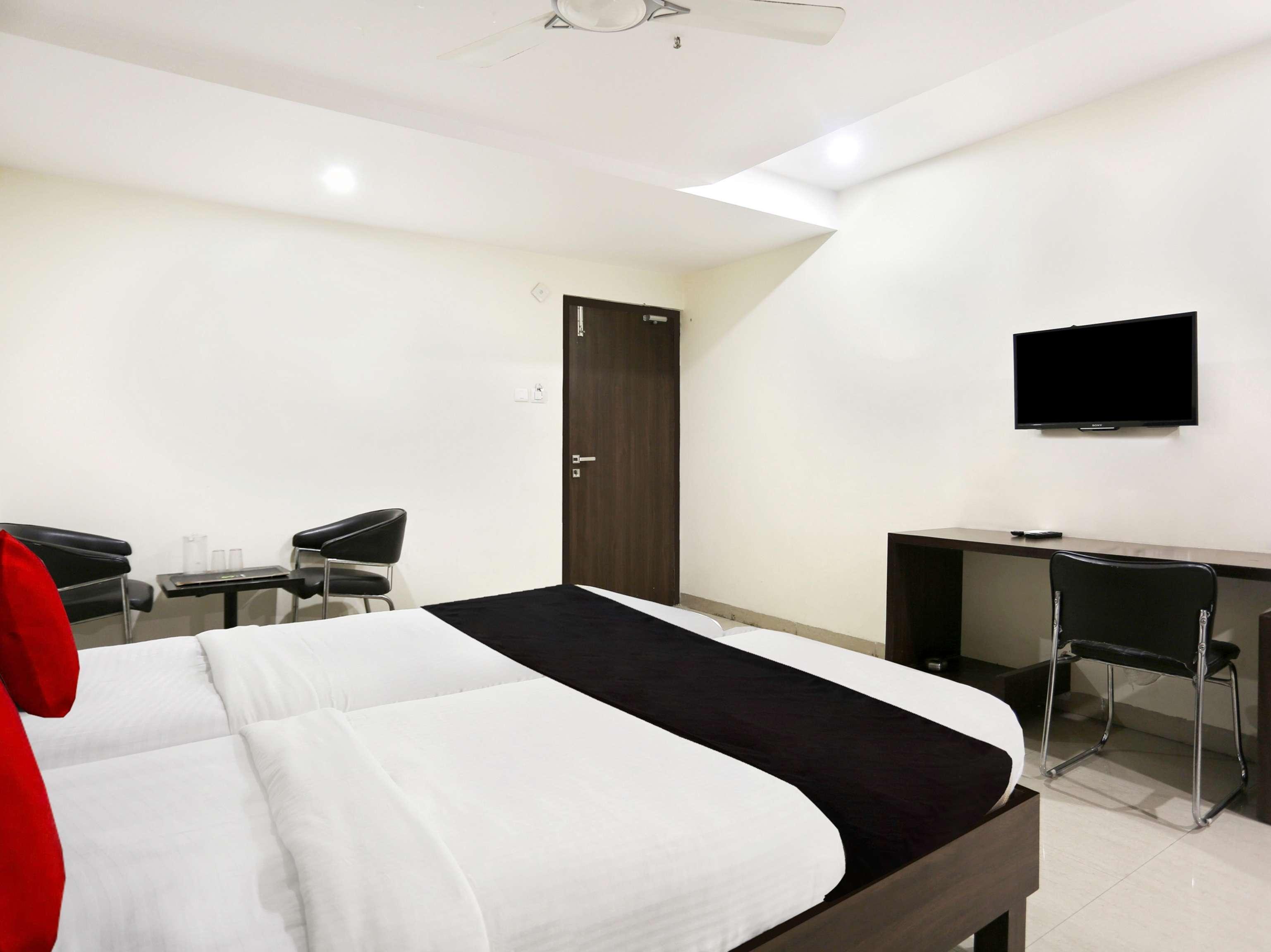 Townhouse Halcyon Deccan Inn Near Shilparamam Kondapur  Εξωτερικό φωτογραφία