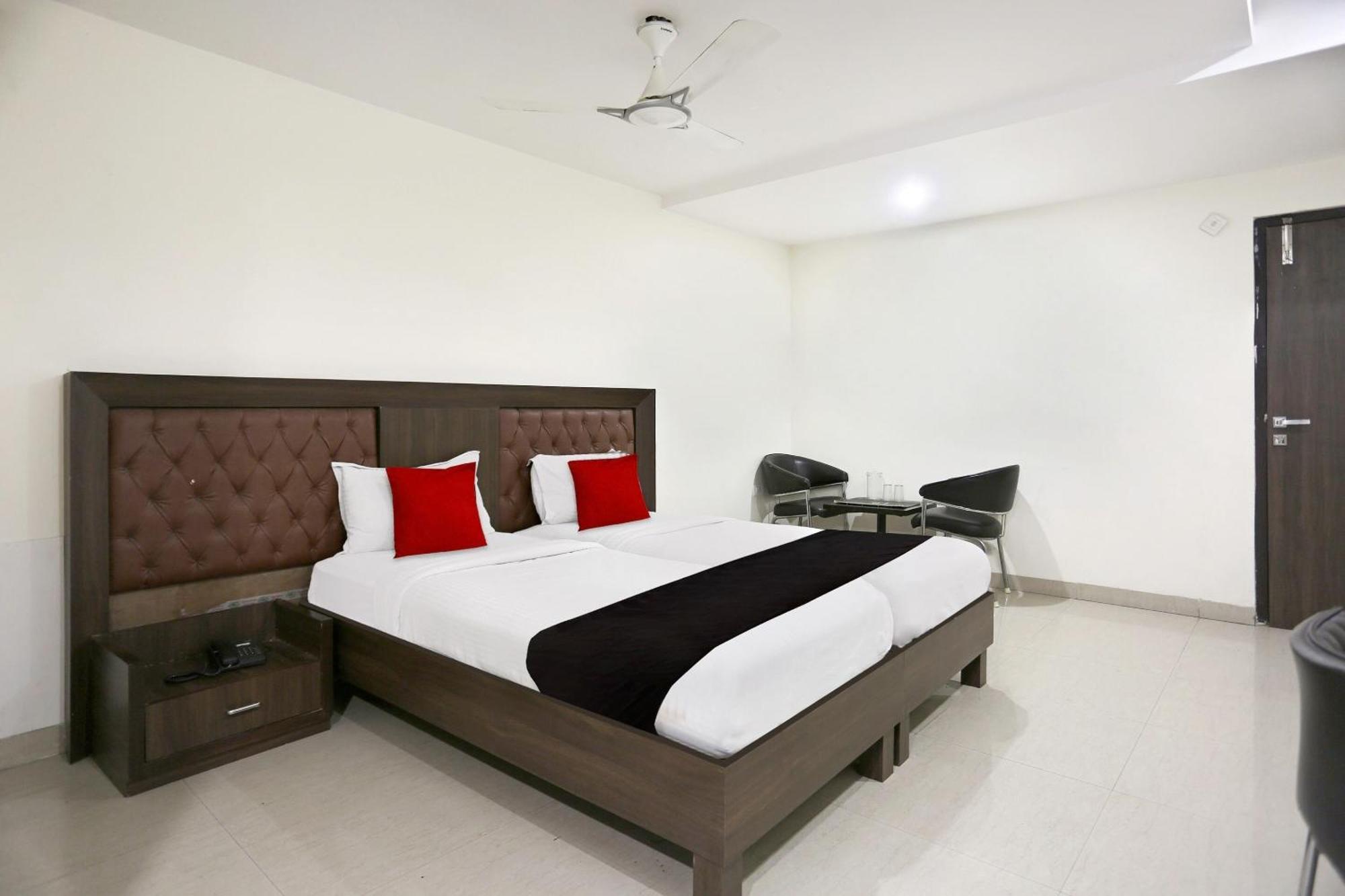 Townhouse Halcyon Deccan Inn Near Shilparamam Kondapur  Εξωτερικό φωτογραφία