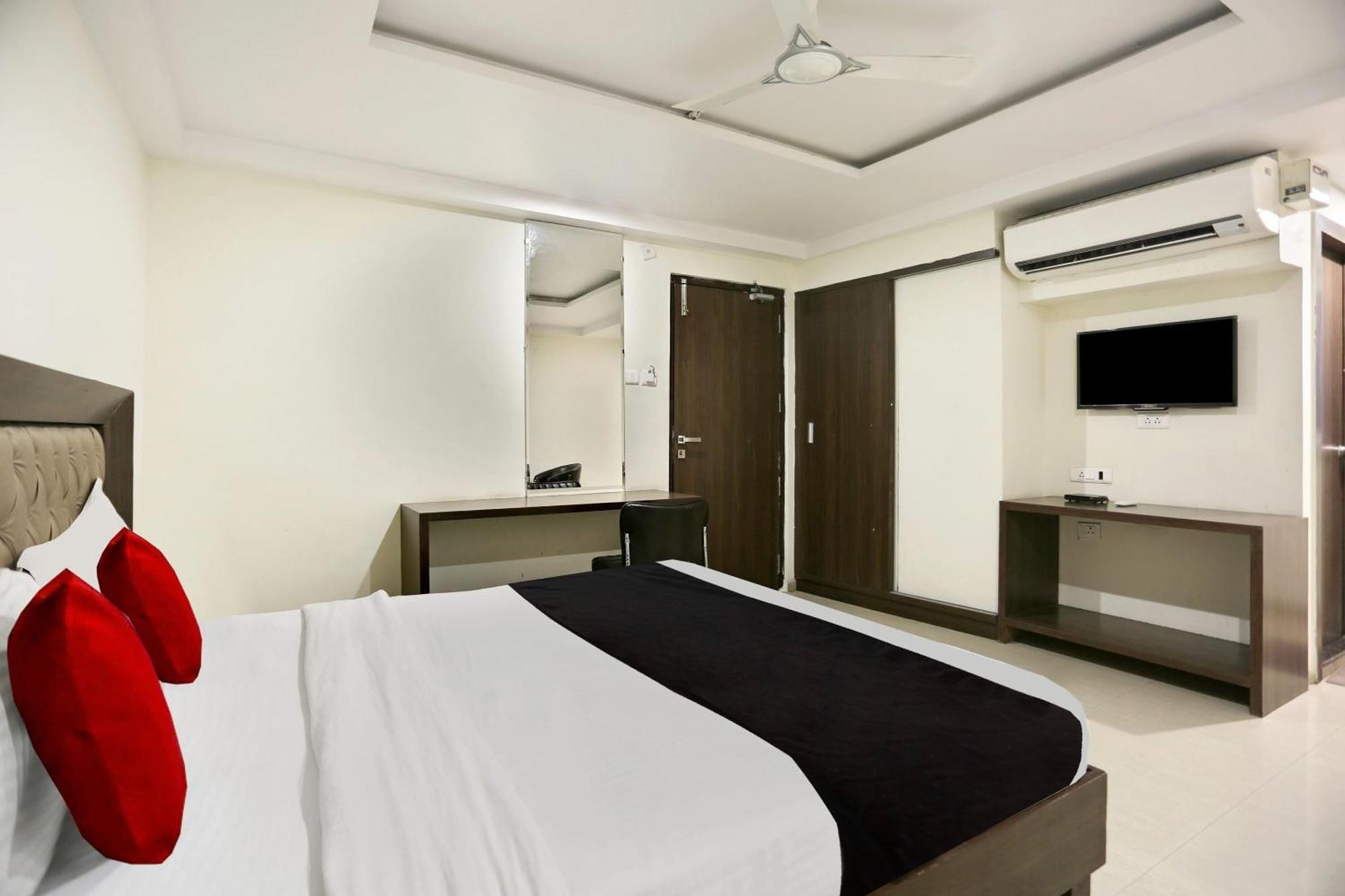 Townhouse Halcyon Deccan Inn Near Shilparamam Kondapur  Εξωτερικό φωτογραφία