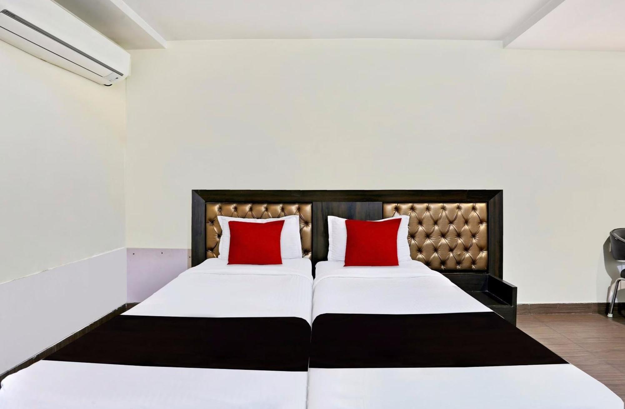 Townhouse Halcyon Deccan Inn Near Shilparamam Kondapur  Εξωτερικό φωτογραφία