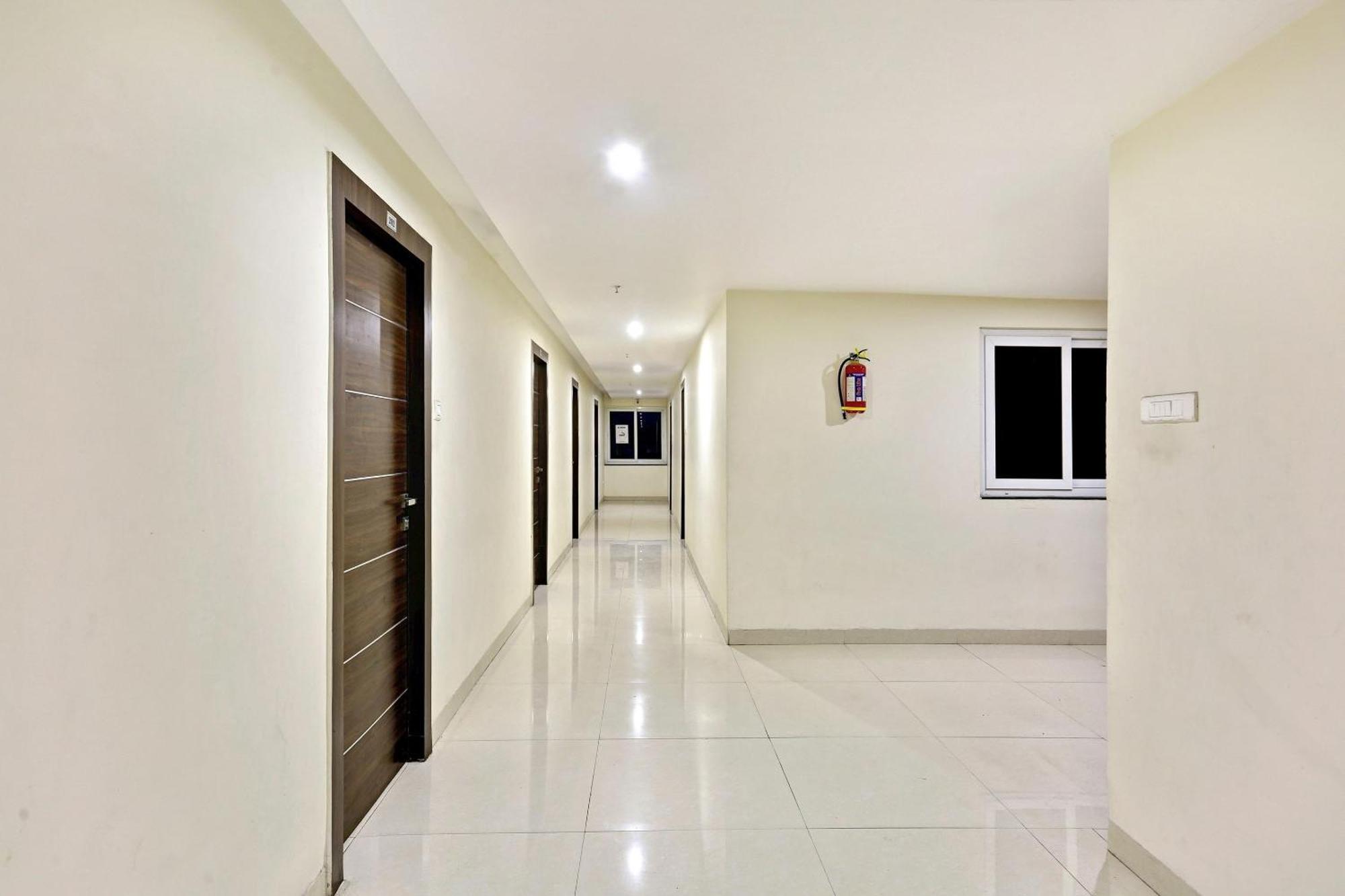Townhouse Halcyon Deccan Inn Near Shilparamam Kondapur  Εξωτερικό φωτογραφία