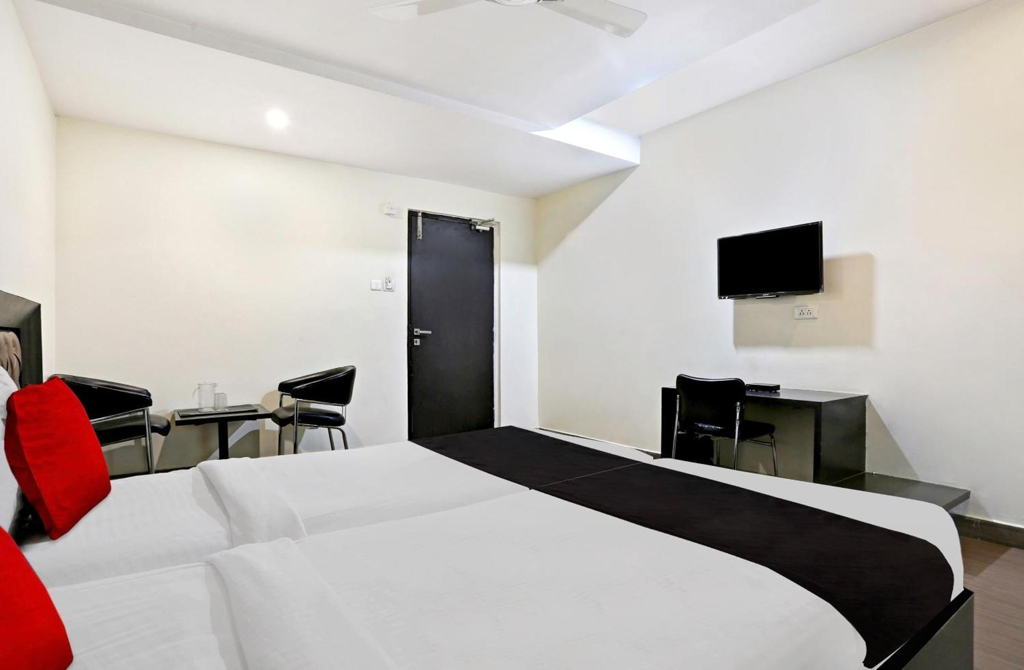 Townhouse Halcyon Deccan Inn Near Shilparamam Kondapur  Εξωτερικό φωτογραφία