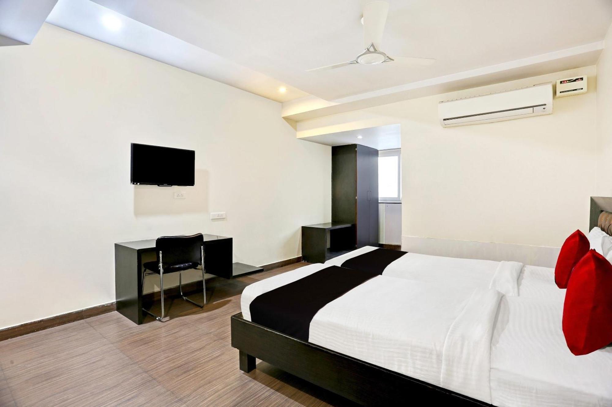Townhouse Halcyon Deccan Inn Near Shilparamam Kondapur  Εξωτερικό φωτογραφία