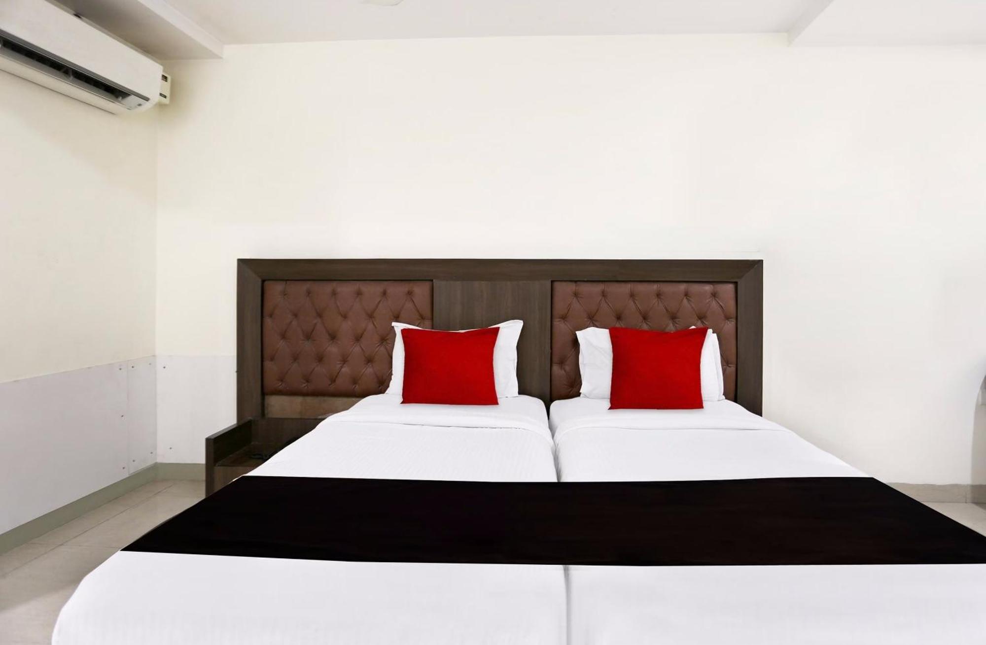 Townhouse Halcyon Deccan Inn Near Shilparamam Kondapur  Εξωτερικό φωτογραφία