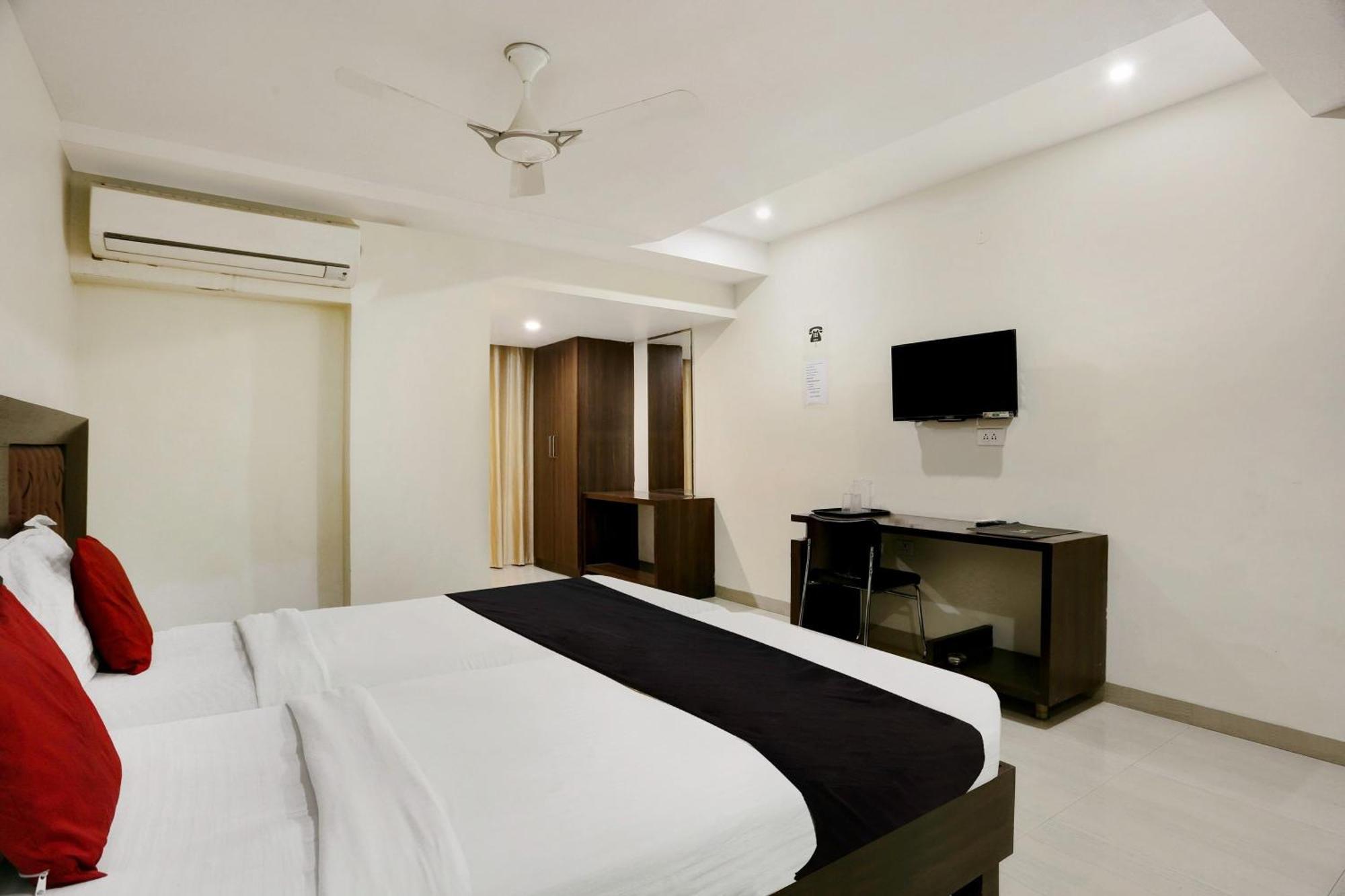 Townhouse Halcyon Deccan Inn Near Shilparamam Kondapur  Εξωτερικό φωτογραφία