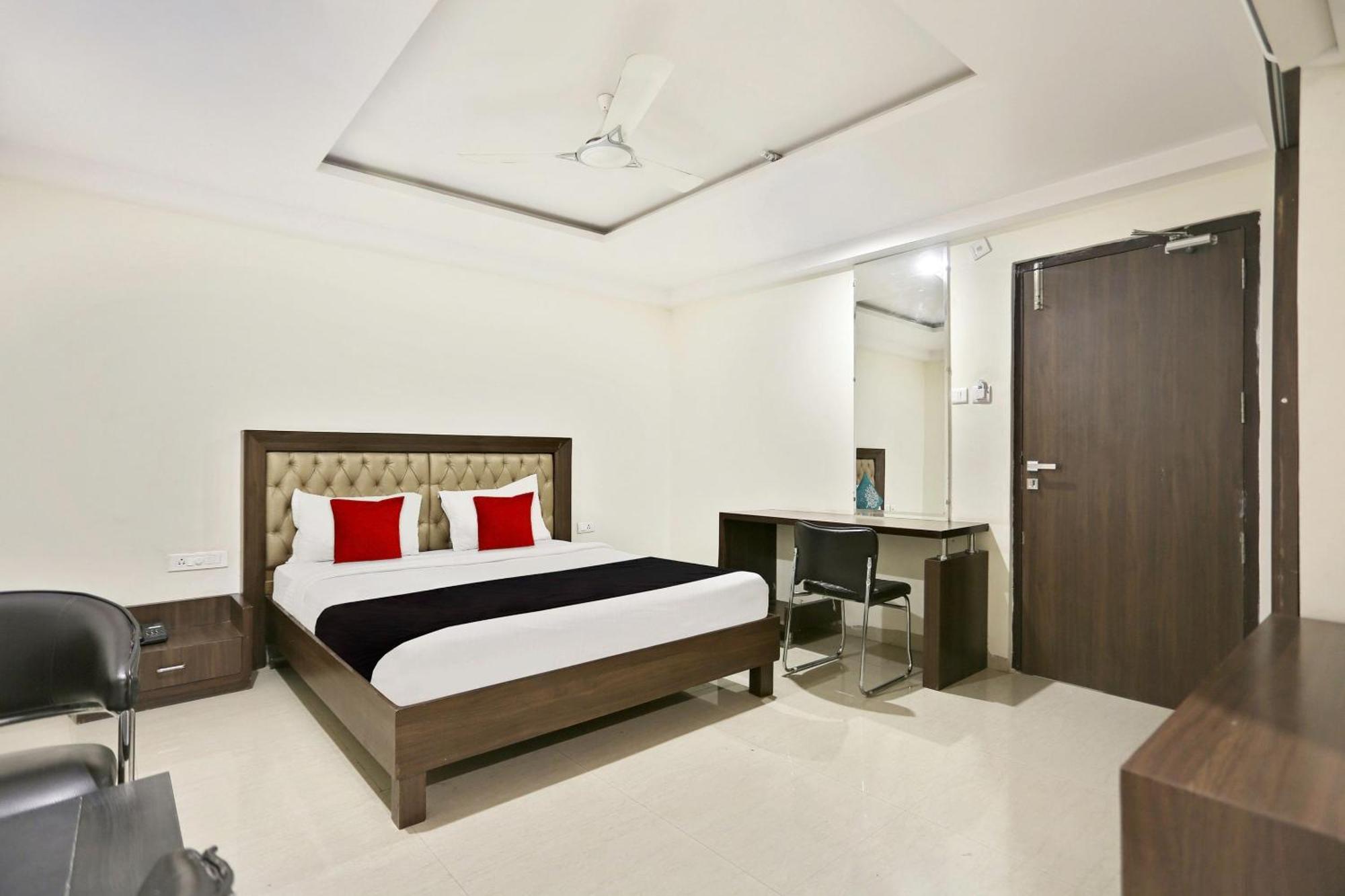 Townhouse Halcyon Deccan Inn Near Shilparamam Kondapur  Εξωτερικό φωτογραφία
